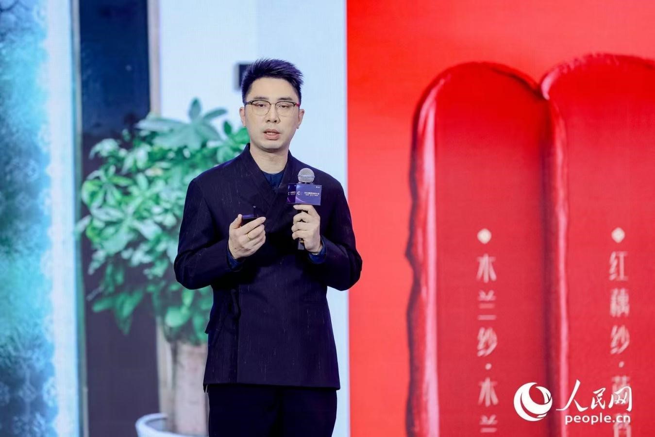 花西子聯(lián)合創(chuàng)始人任剛睿在2024國民消費大會現(xiàn)場進(jìn)行分享。