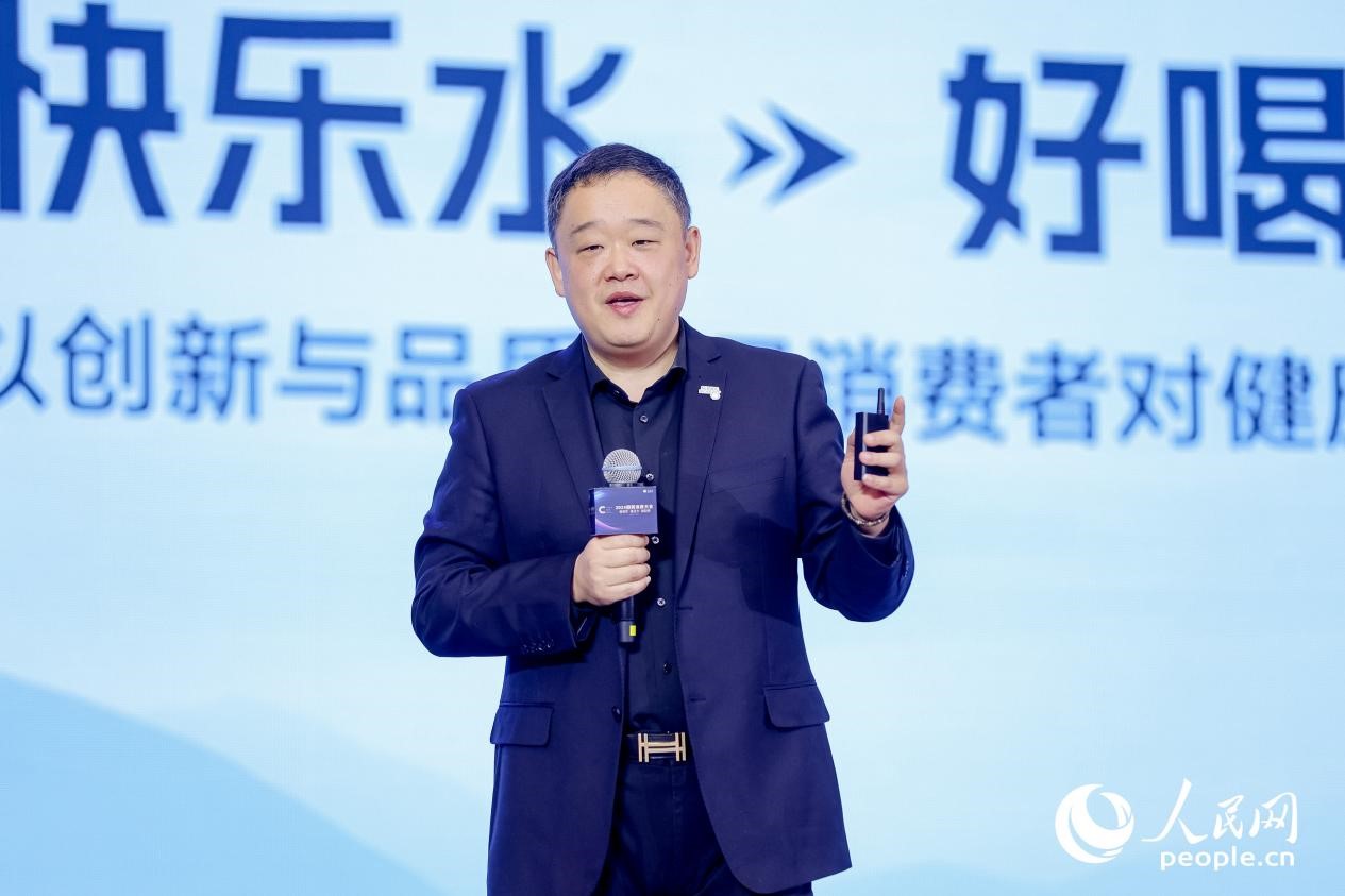 樂百氏（廣東）飲用水有限公司總經(jīng)理郝曉偉在2024國(guó)民消費(fèi)大會(huì)上分享。