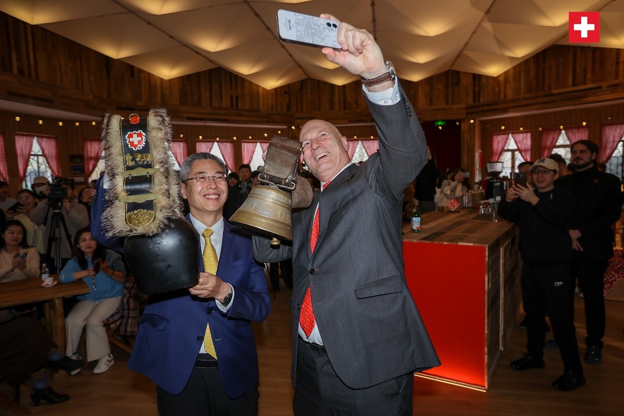 瑞士駐華大使白瑞誼與北京市西城區(qū)委副書記、代區(qū)長郅海杰搖響瑞士牛鈴，共同為小木屋揭幕。瑞士駐華大使館供圖