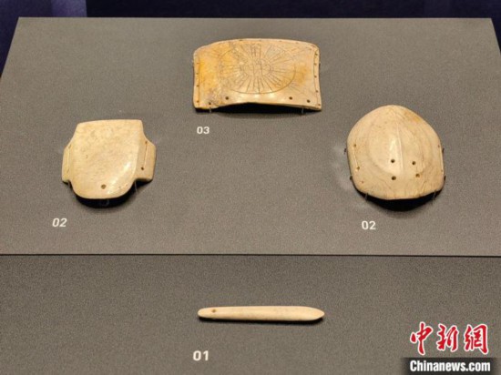 12月14日，“文明先鋒—凌家灘文化玉器展”在故宮博物院文華殿開幕。圖為展覽現(xiàn)場(chǎng)的玉龜、玉版和玉簽。 中新社記者 應(yīng)妮 攝