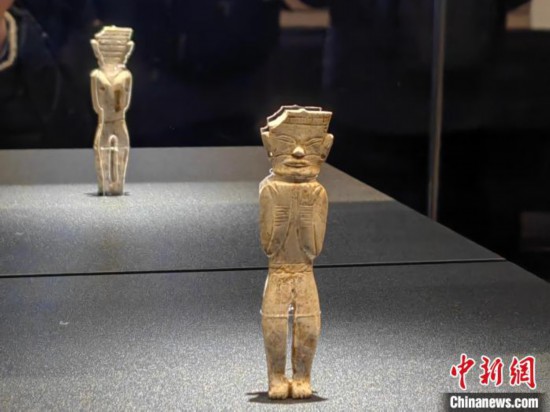 12月14日，“文明先鋒—凌家灘文化玉器展”在故宮博物院文華殿開幕。圖為展覽現(xiàn)場(chǎng)的立姿玉人。 中新社記者 應(yīng)妮 攝