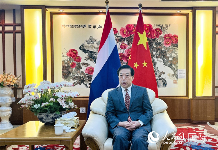 2024年12月10日，中國駐泰國大使韓志強在泰國曼谷接受中國—東盟中心（ACC）組織的“多彩東盟：2024年中國媒體東盟行”媒體團采訪。人民網(wǎng)記者 羨江楠攝