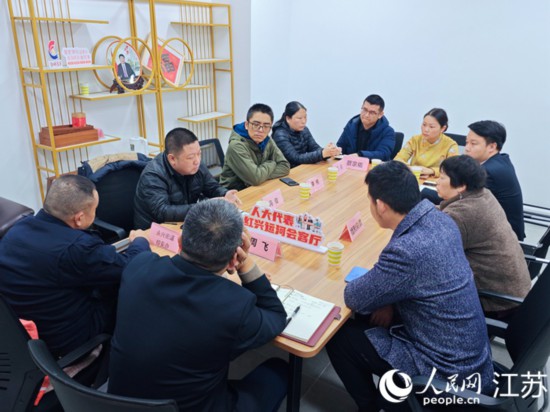 “紅興會客廳”，一場助企紓困協(xié)調(diào)會正在進行。人民網(wǎng) 徐晨曦攝