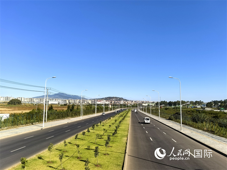 新近完工的埃塞俄比亞卡里提環(huán)線—布爾布拉—克林圖公路遠(yuǎn)景。張洪衛(wèi)攝