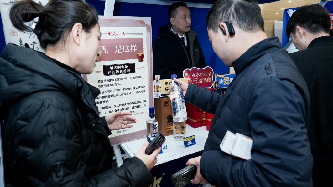白酒展位負(fù)責(zé)人在為嘉賓介紹。張新攝
