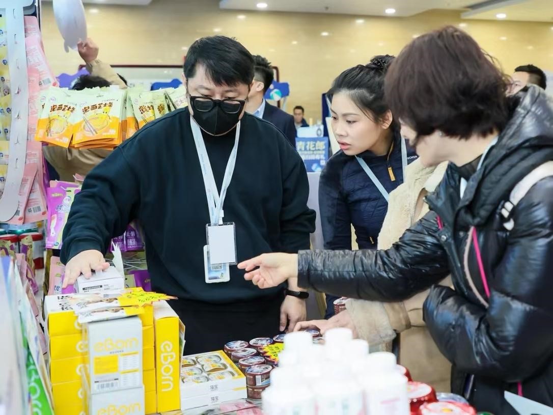 嘉賓了解展區(qū)里的寵物“零食”。劉磊攝