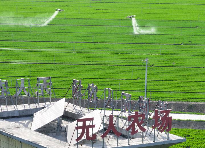 2024年3月19日，在安徽省亳州市譙城區(qū)趙橋鄉(xiāng)雙樓村的無(wú)人農(nóng)場(chǎng)，農(nóng)業(yè)無(wú)人機(jī)按照事先設(shè)定好的線路進(jìn)行作業(yè)（無(wú)人機(jī)照片）。新華社記者 杜宇 攝