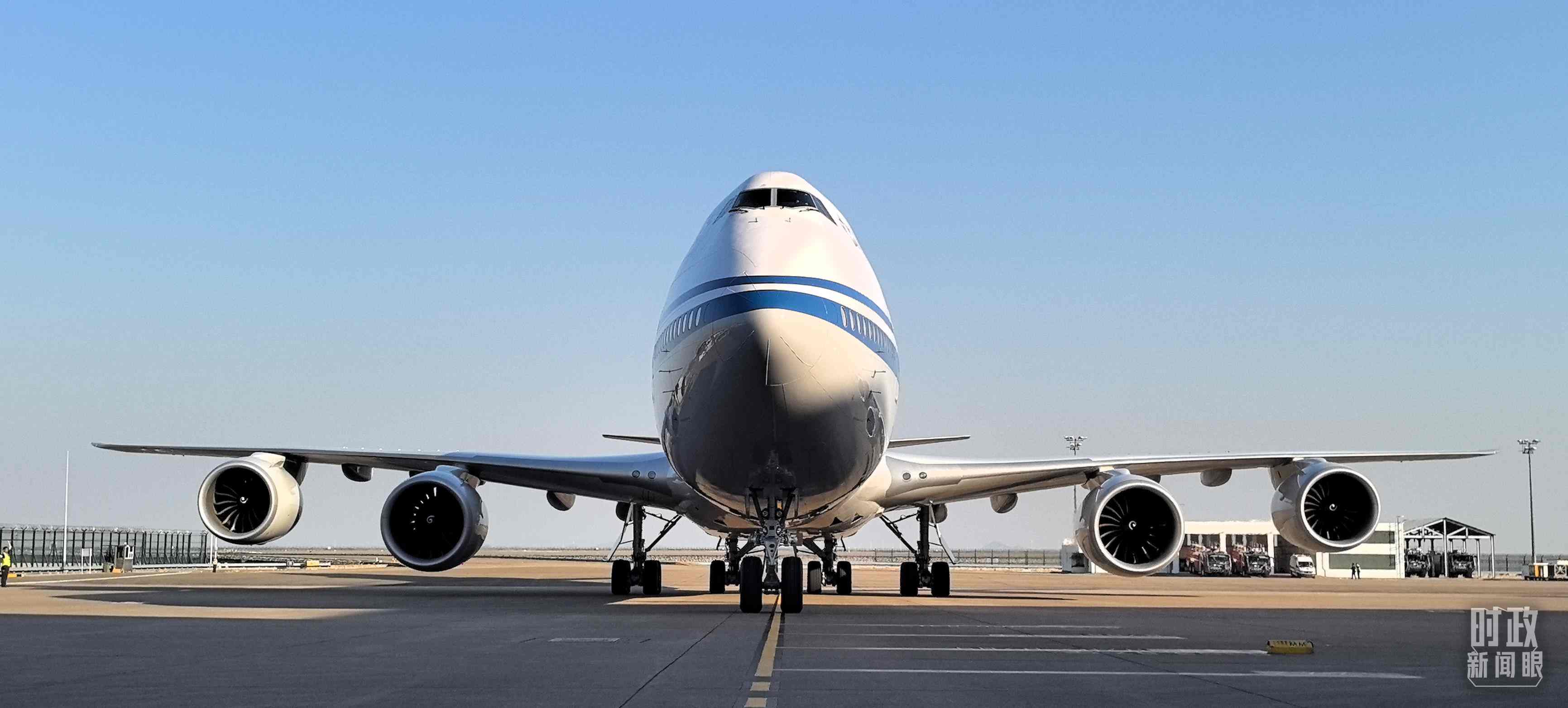 △習主席專機抵達澳門國際機場。（總臺央視記者王子杭拍攝）