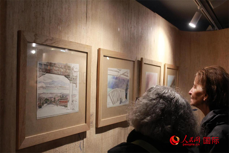 法國(guó)觀眾在欣賞展品。人民網(wǎng)記者 尚凱元攝