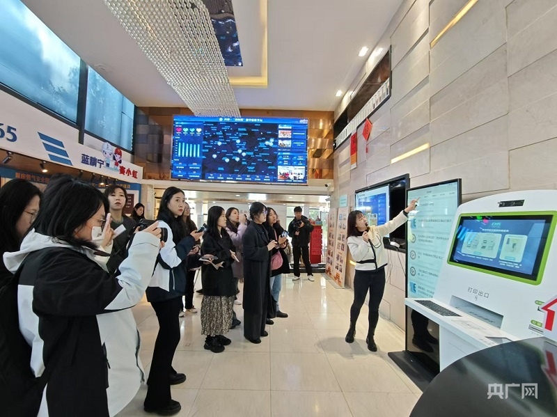 劉燕介紹“及時雨”數(shù)字社區(qū)平臺（央廣網(wǎng)記者 王錫斐 攝）