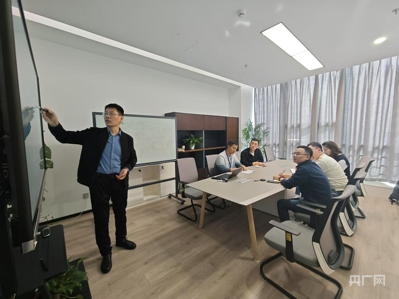 陳平平和團隊成員在研討室討論（央廣網(wǎng)記者 王錫斐 攝）