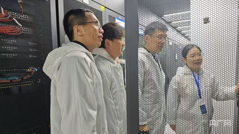 陳平平和團隊在實驗室設備機房開展創(chuàng)新網(wǎng)絡測試驗證（央廣網(wǎng)記者 王錫斐 攝）