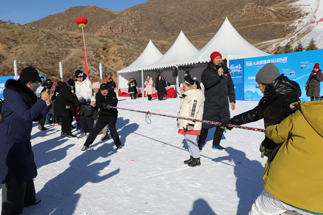 雪地拔河活動。內(nèi)蒙古自治區(qū)殘疾人聯(lián)合會供圖