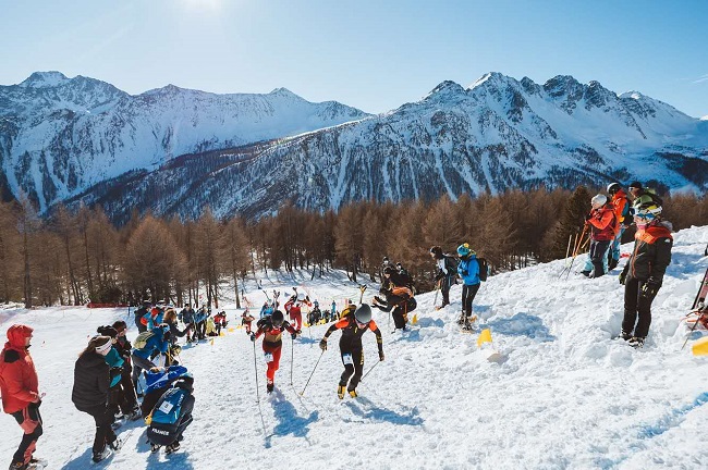 中國隊布魯爾（4號）在比賽中保持領(lǐng)先。中國滑雪登山隊供圖