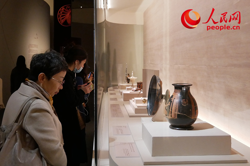 11月13日，觀眾正在國(guó)博參觀“美的多元——古希臘的藝術(shù)與生活”展。人民網(wǎng)記者 韋衍行攝