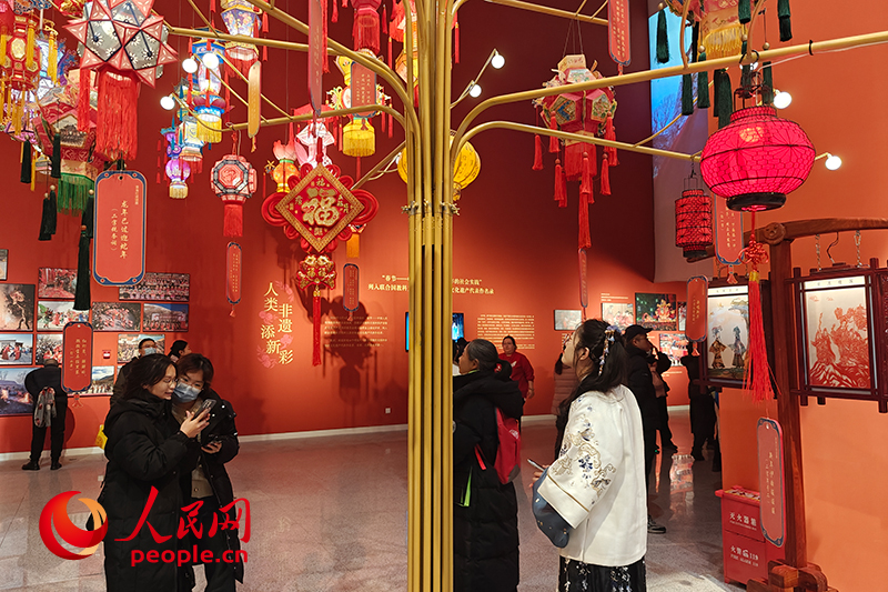 12月21日，觀眾正在參觀“過(guò)年——春節(jié)主題展”。人民網(wǎng)記者 韋衍行攝