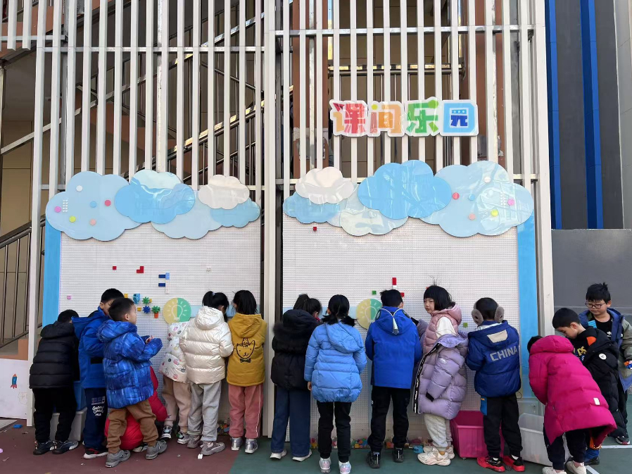 學生們在課間樂園玩拼圖。人民網(wǎng) 白炅攝