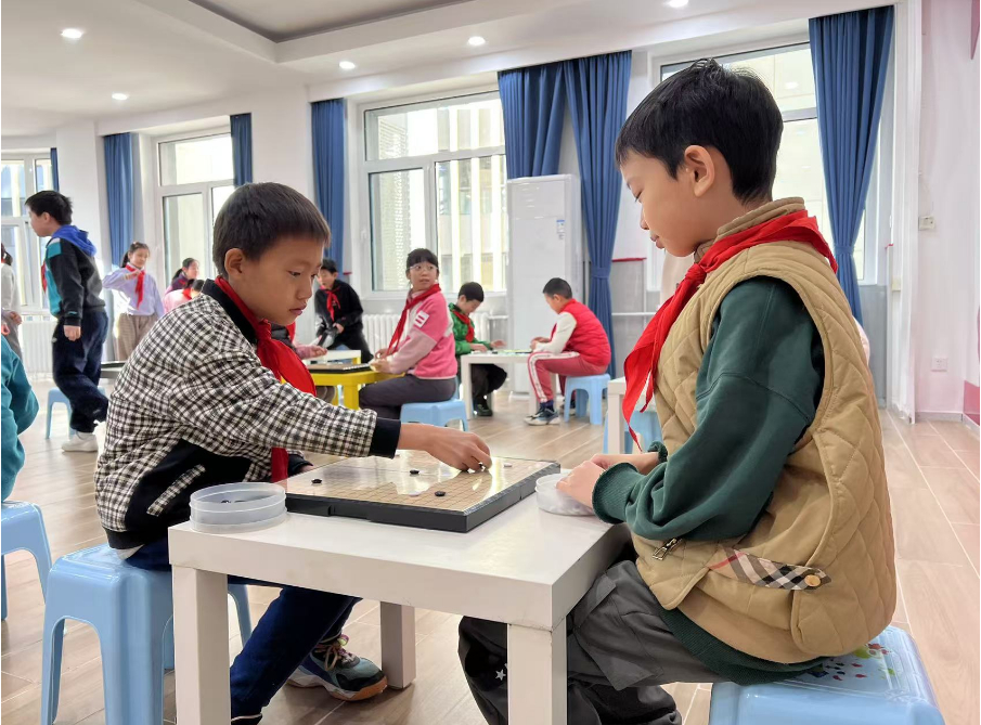 學生們在少先隊大廳下圍棋。人民網(wǎng) 白炅攝
