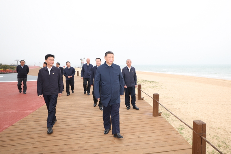 2024年5月22日，習(xí)近平總書(shū)記在山東日照陽(yáng)光海岸綠道考察。
