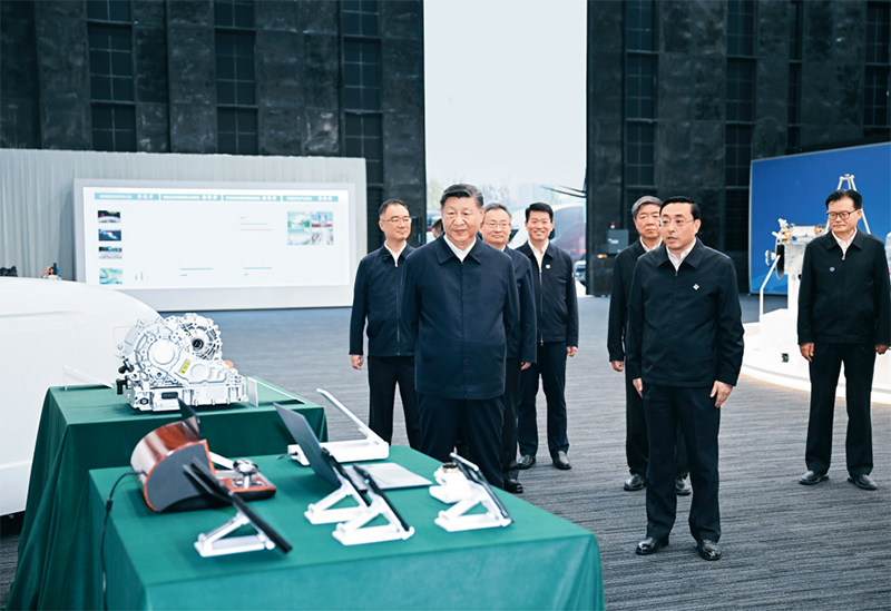2024年10月17日至18日，中共中央總書記、國家主席、中央軍委主席習近平在安徽考察。這是17日下午，習近平在合肥濱湖科學城察看安徽省重大科技創(chuàng)新成果集中展示。 新華社記者 謝環(huán)馳/攝