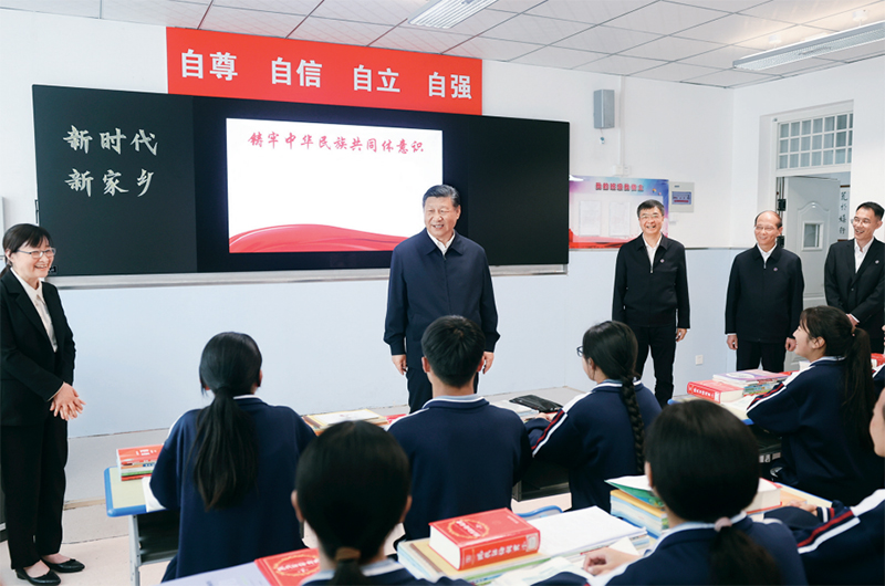 2024年6月18日至19日，中共中央總書記、國家主席、中央軍委主席習近平在青?？疾?。這是18日下午，習近平在果洛西寧民族中學高一（1）班觀摩“新時代、新家鄉(xiāng)”主題思政課。 新華社記者 鞠鵬/攝
