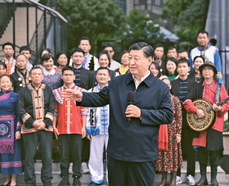 2023年12月14日至15日，中共中央總書記、國家主席、中央軍委主席習近平在廣西考察。這是14日上午，習近平在南寧市良慶區(qū)蟠龍社區(qū)考察時，同社區(qū)各族群眾親切交流。 新華社記者 燕雁/攝