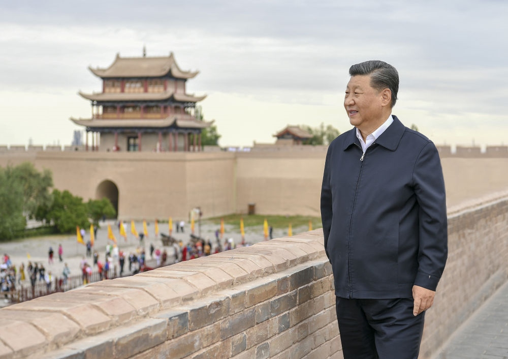 2019年8月20日上午，習(xí)近平總書記來到嘉峪關(guān)關(guān)城，登上城樓察看關(guān)城整體面貌，聽取河西走廊長城、關(guān)隘歷史文化情況介紹。新華社記者 謝環(huán)馳 攝