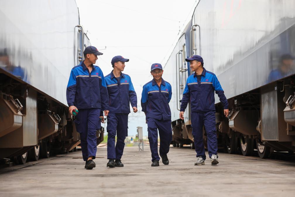2024年9月9日，來自中國、老撾的師徒4人在中老鐵路萬象運(yùn)營管理中心的機(jī)車檢修庫內(nèi)。新華社發(fā)（楊永全攝）