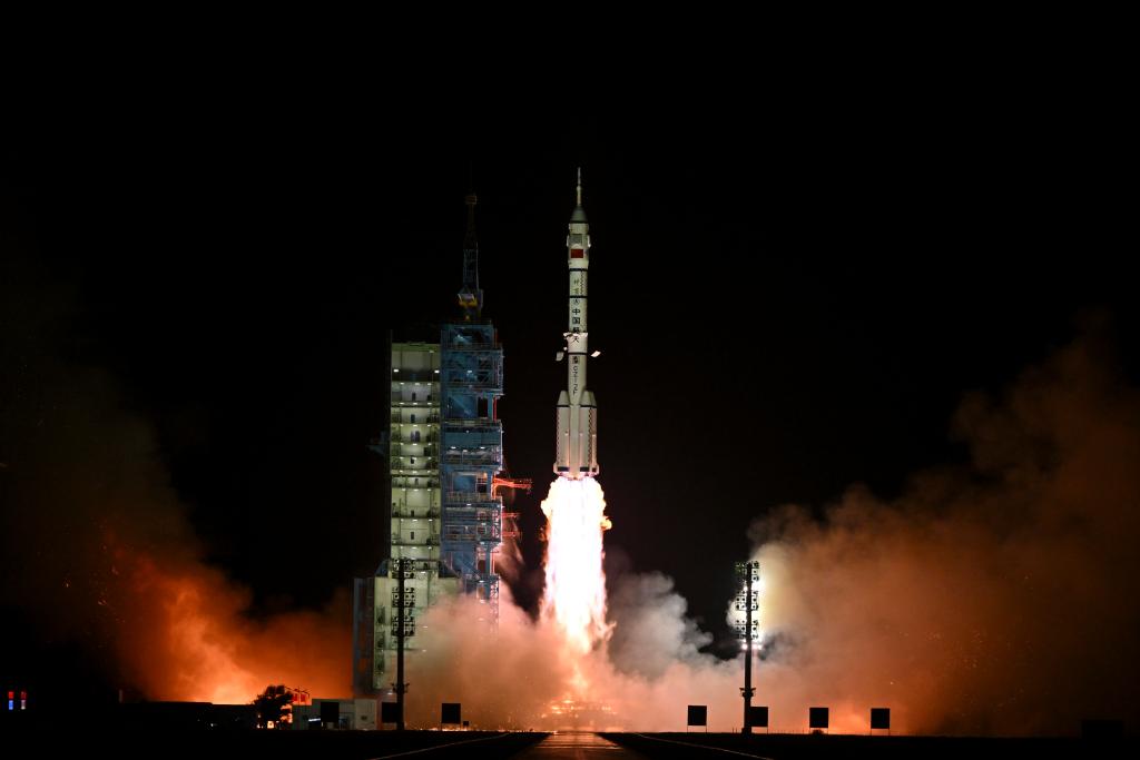 2024年10月30日，搭載神舟十九號載人飛船的長征二號F遙十九運(yùn)載火箭在酒泉衛(wèi)星發(fā)射中心點(diǎn)火發(fā)射。新華社記者李鑫攝