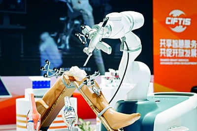 2024年中國國際服務(wù)貿(mào)易交易會上展出的人工智能骨科手術(shù)機器人。新華社發(fā)