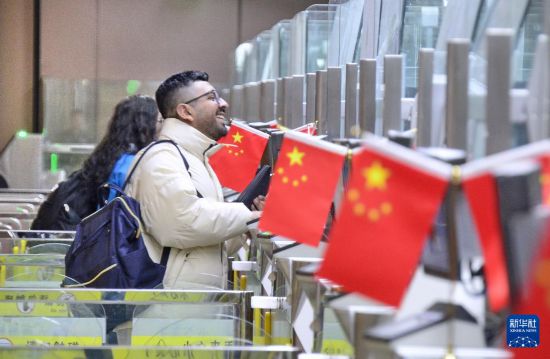 1月2日，國外旅客通過大興機(jī)場邊檢站入境。新華社記者 李欣 攝