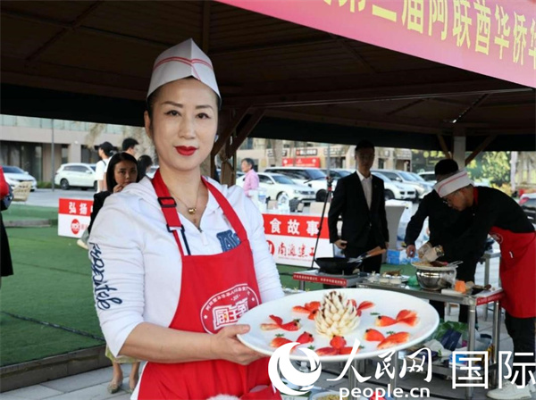 一名參賽選手展示冷盤(pán)“荷塘月色”。人民網(wǎng)記者 管克江攝
