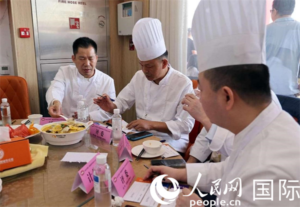 評(píng)委正在品嘗菜品并打分。人民網(wǎng)記者 管克江攝