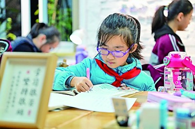 在河南洛陽(yáng)市澗西區(qū)長(zhǎng)安路街道長(zhǎng)安路二社區(qū)共享自習(xí)室內(nèi)，孩子們?cè)趯W(xué)習(xí)。李衛(wèi)超攝/光明圖片