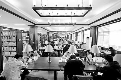 重慶大學圖書館，大學生們正在讀書學習。孫凱芳攝/光明圖片