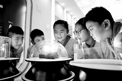 江西省南昌市青云客航天科創(chuàng)空間青少年科普館，孩子們?cè)谟^察光壓傳動(dòng)試驗(yàn)。鮑贛生攝/光明圖片