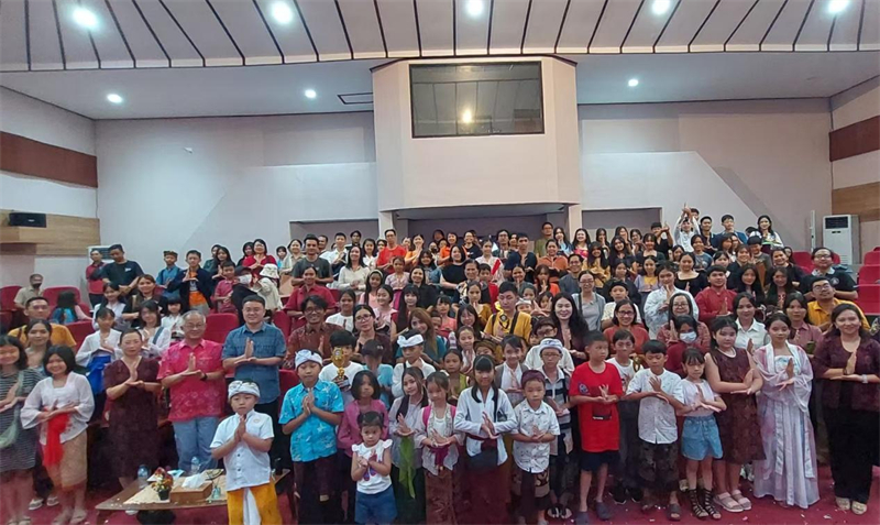 出席活動的師生與嘉賓合影。巴陵康孔子學院供圖