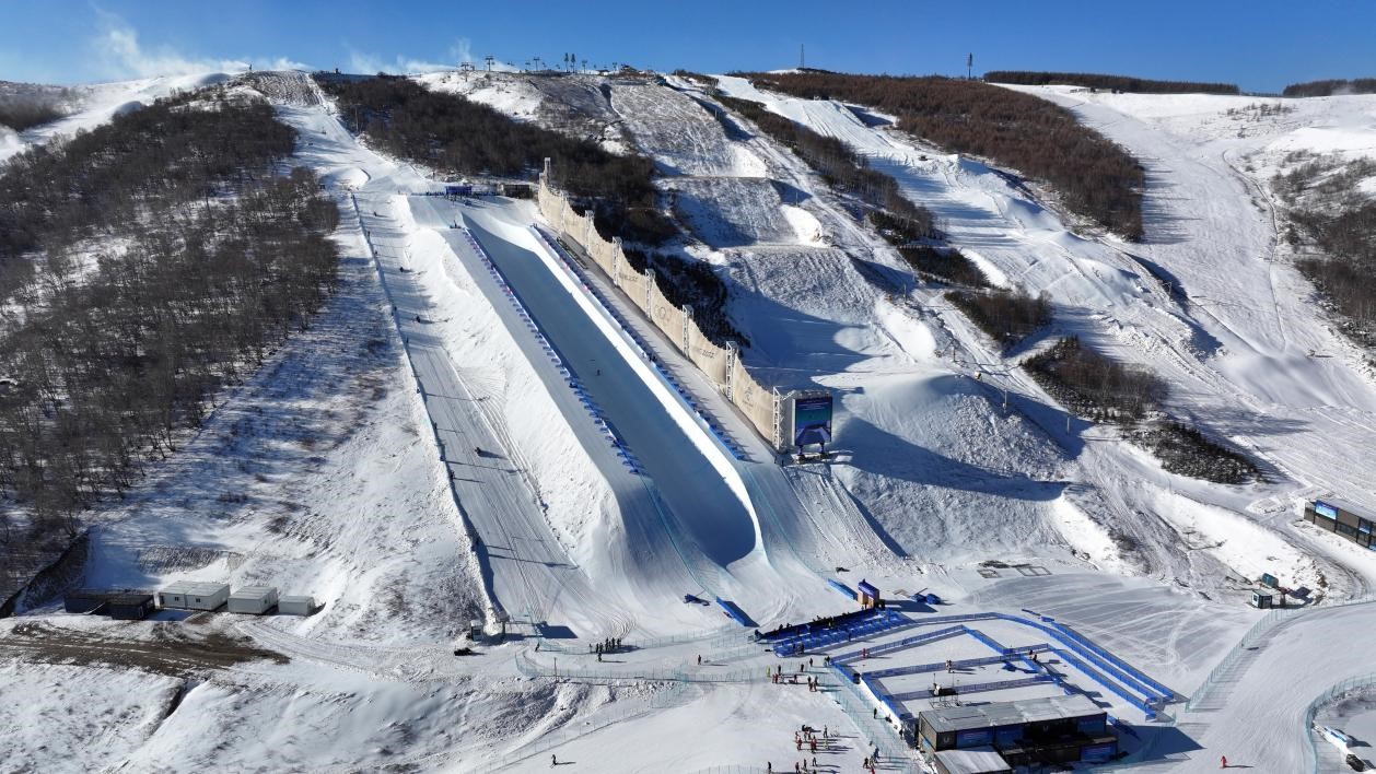2024-2025賽季國際雪聯(lián)自由式滑雪和單板滑雪U型場(chǎng)地技巧世界杯比賽場(chǎng)地。人民網(wǎng)記者 李兆民攝