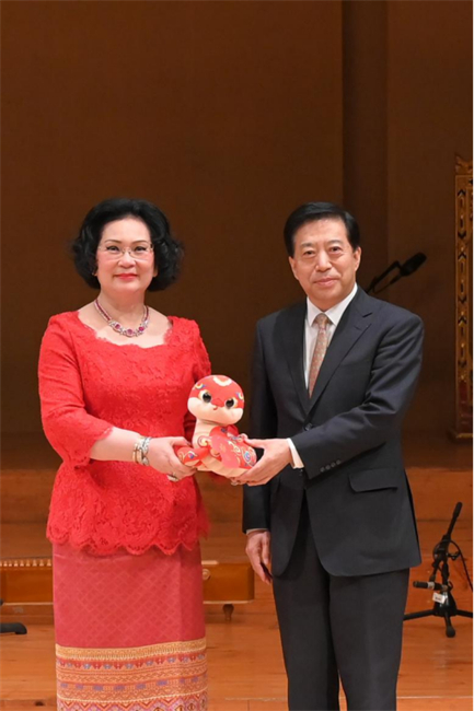 中國駐泰國大使韓志強(qiáng)與國際奧委會委員、泰國愛樂樂團(tuán)董事會主席坤仁帕塔瑪共同出席音樂會。主辦方供圖
