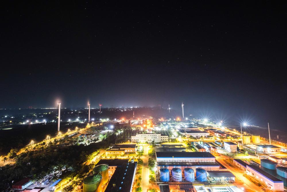 這是斯里蘭卡普特拉姆電站夜景（2020年12月8日攝）。新華社發(fā)（普特拉姆電站供圖）