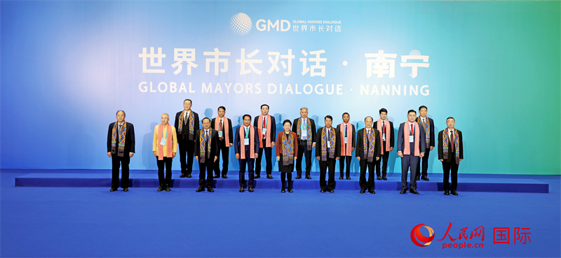 在南寧國(guó)際會(huì)展中心金桂花廳外，參加活動(dòng)的中國(guó)和東盟國(guó)家市長(zhǎng)合影留念。人民網(wǎng)記者 趙益普攝