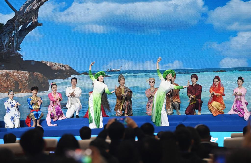 這是1月16日，在南寧國際會展中心，演員在“世界市長對話·南寧”活動間隙表演節(jié)目。新華社記者 陸波岸 攝