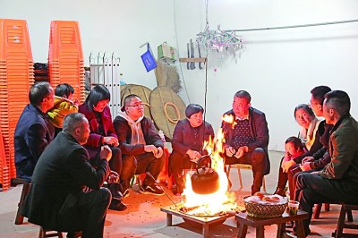 為討論蜜梨產(chǎn)業(yè)發(fā)展事宜，鸕鳥(niǎo)鎮(zhèn)開(kāi)展“圍爐夜話”。資料圖片
