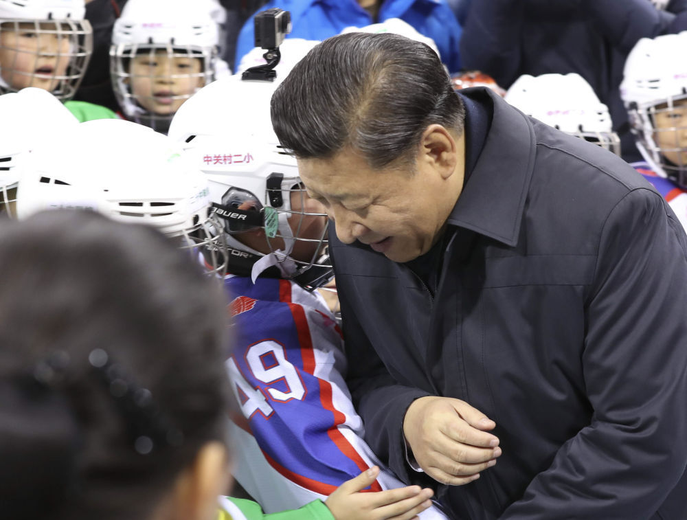 2017年2月24日，習(xí)近平在五棵松體育中心同冰球小隊(duì)員“撞肩”互動(dòng)