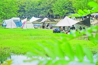 徑山鎮(zhèn)一家露營(yíng)基地迎來(lái)眾多游客。新華社發(fā)