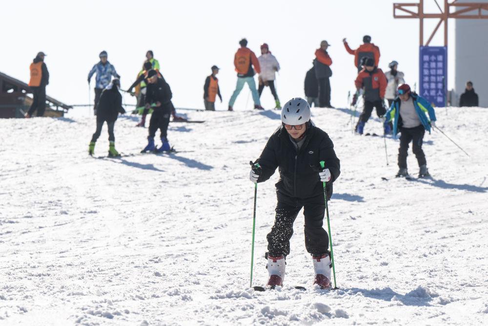 2025年1月5日，游客在湖北宜昌市夷陵區(qū)一滑雪場體驗滑雪