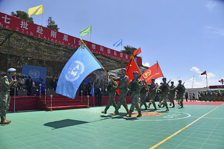 2024年4月9日，在剛果（金）南基伍省布卡武市的中國半島營區(qū)，中國第27批赴剛果（金）維和部隊(duì)官兵被授予聯(lián)合國“和平勛章”。新華社發(fā)（中國第27批赴剛果（金）維和部隊(duì)供圖）