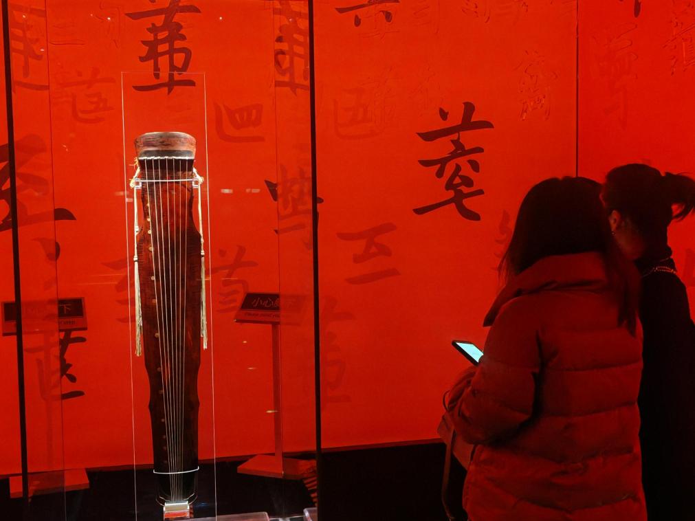 近日，在浙江省博物館之江館區(qū)，故宮博物館收藏的唐“大圣遺音”琴在“‘故宮·茶世界’觀(guān)茶——茶文化精品展”展出。新華社記者 馮源 攝