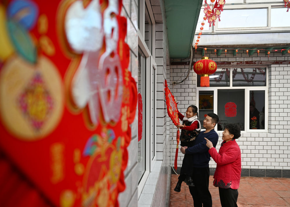 天津市西青區(qū)辛口鎮(zhèn)第六埠村村民在院子里掛“?！弊郑?024年2月1日攝）。新華社記者 趙子碩 攝