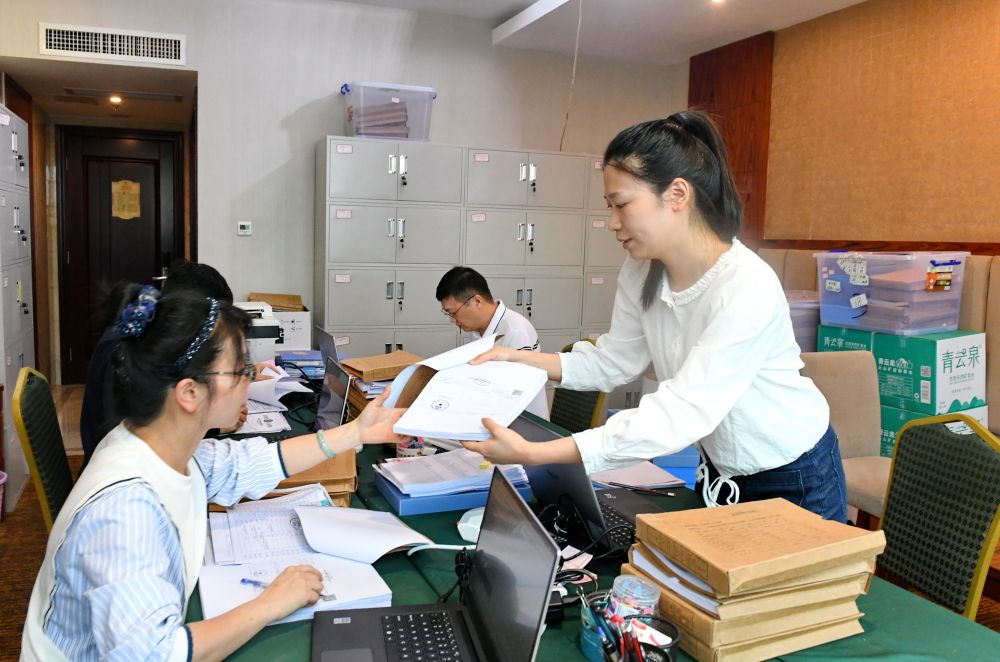 福州市委巡察機構(gòu)對全市法院系統(tǒng)開展提級聯(lián)動交叉巡察。在永泰縣駐地，巡察組工作人員查看財務(wù)憑證（2024年5月21日攝）。新華社記者 林善傳 攝
